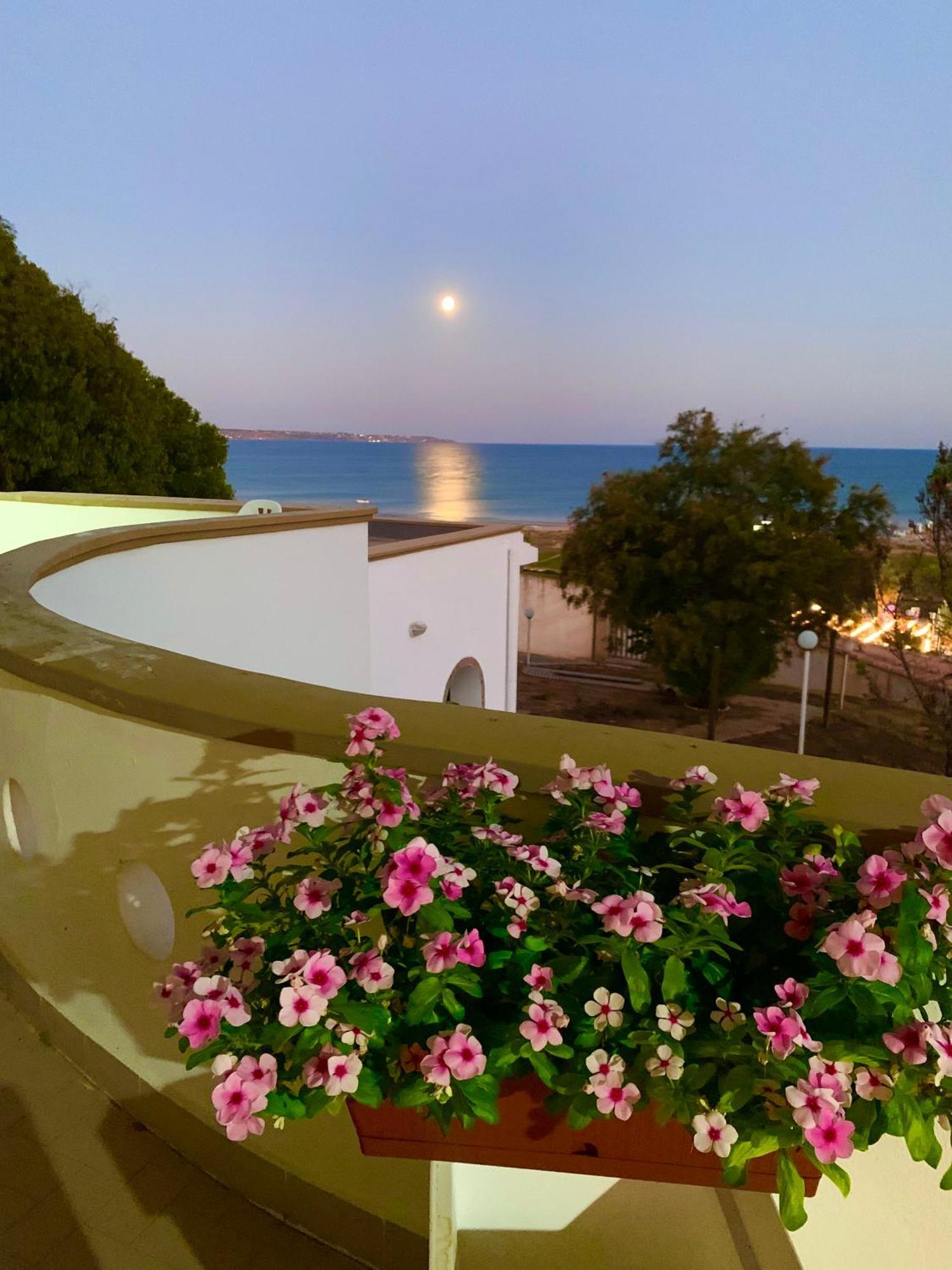 La Bussola Hotel Porto Palo Exterior photo